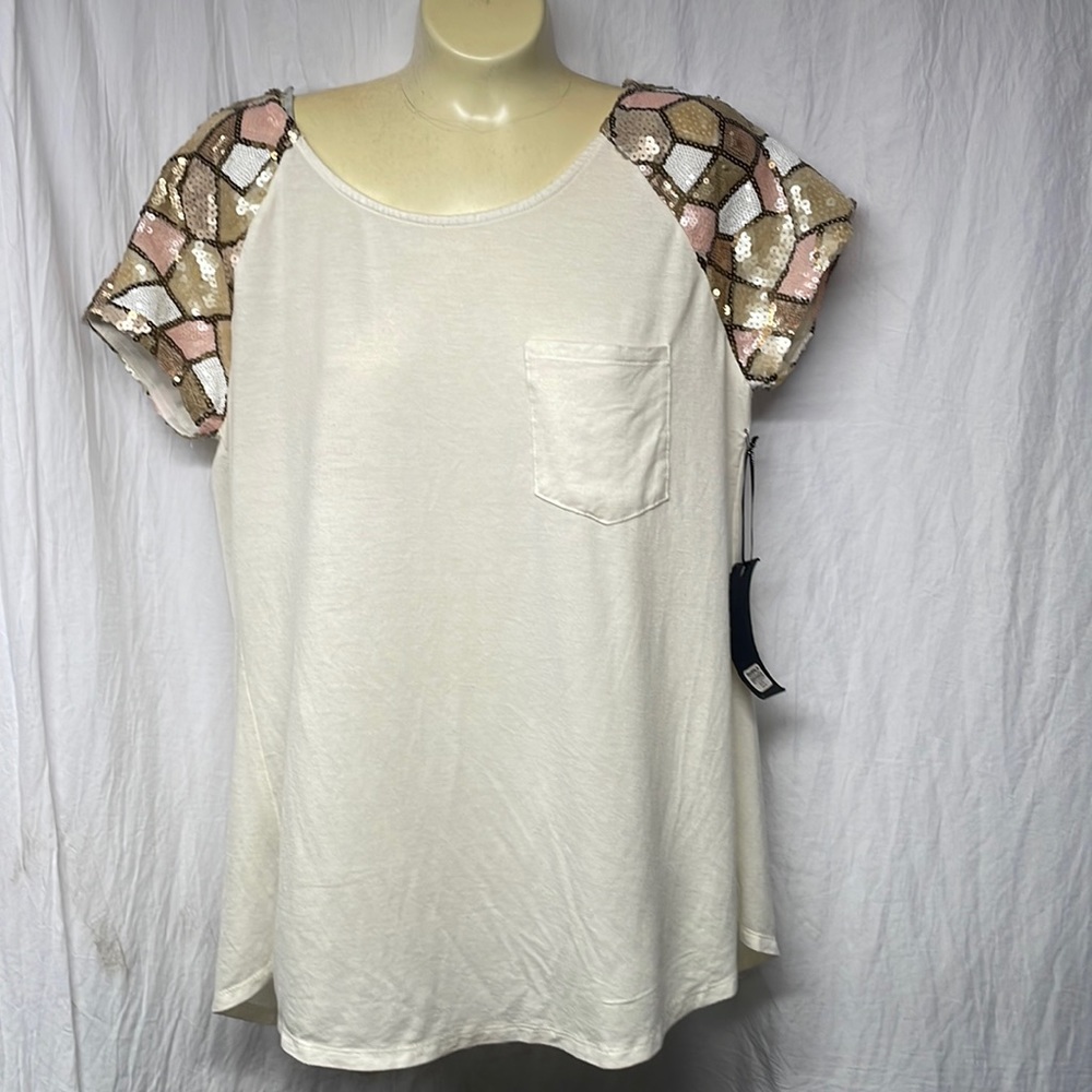 Buckle, women’s medium, short sleeve top.
